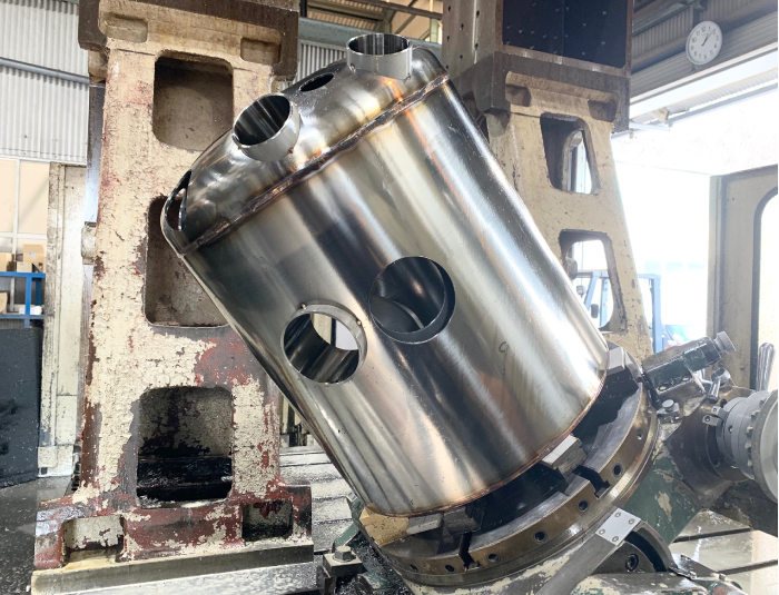 真空チャンバー加工風景